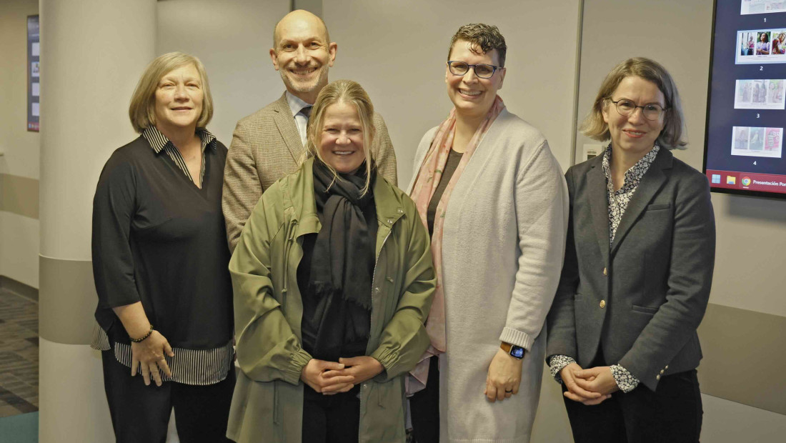 Kristin Paulus receives award