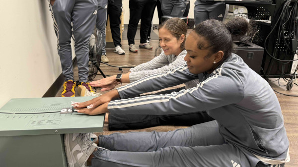 Ohio State student using machine to measure stretching ability