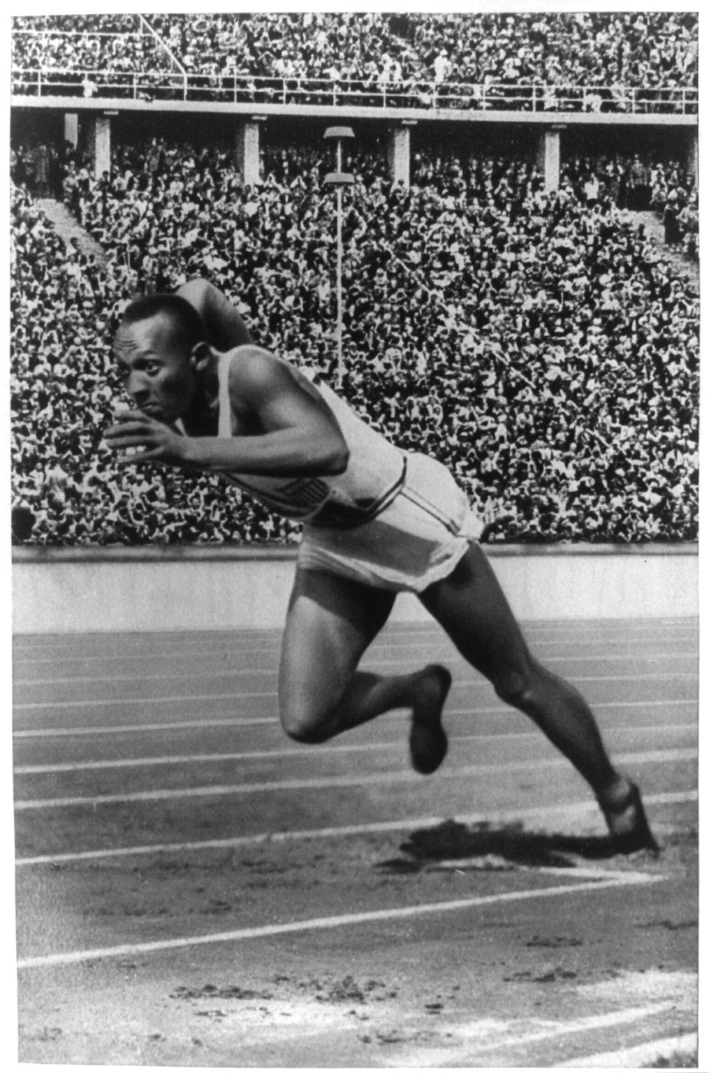 Jesse Owens running on the track